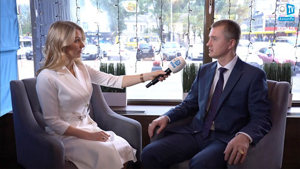 Андрей Ковтунов дает интервью после награждения в рейтинге «ТОП-100 мужчин Киева 2020»