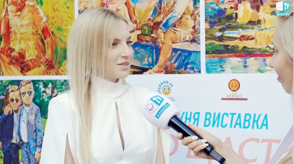 Анна Чичерина даёт интервью на выставке художественных работ