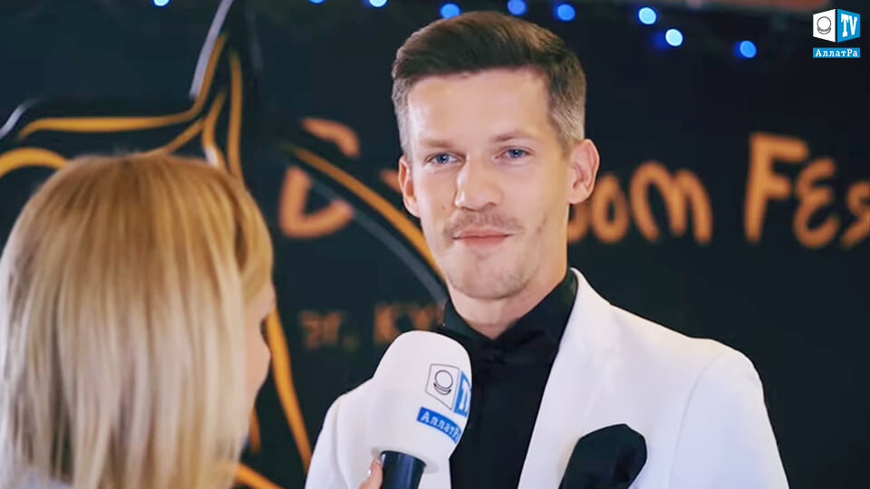 Леонид Будло, основатель компании «Ballroom Pages», организатор «Phoenix Ballroom Festival», даёт интервью участникам АЛЛАТРА ТВ