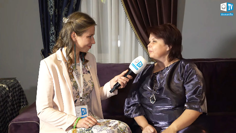 психолог Наталья Никифорова даёт интервью АЛЛАТРА ТВ на осеннем балу-маскараде «Феерия BizTus»