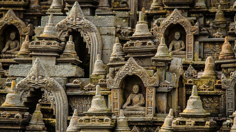 Изящно вырезанные буддистские статуи храма Боробудур