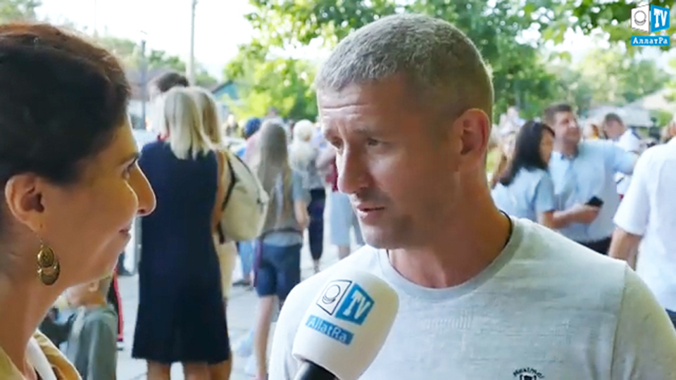 Руководитель общественного движения «Доброволец» Дмитрий Голиков даёт интервью АЛЛАТРА ТВ на фестивале «Крымская Жара»