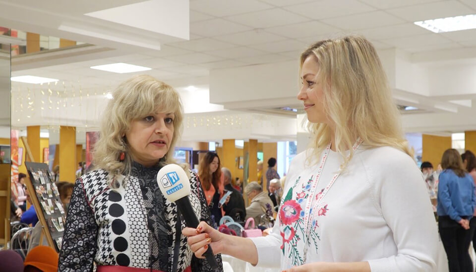Татьяна Дубинина, руководитель сообщества ремесленников «Чароўныя падарункi» даёт интервью для АЛЛАТРА ТВ во время ярмарки 2020