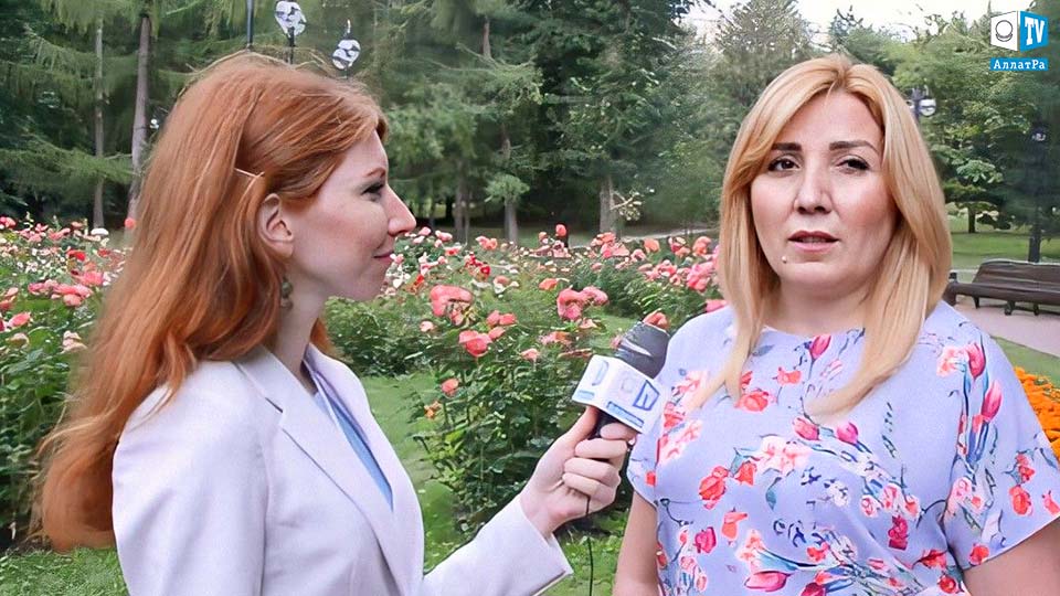 Директор фонда «Планета мечты» Карине Шахбазян даёт интервью АЛЛАТРА ТВ на традиционном многонациональном празднике «Абрикос-2020»