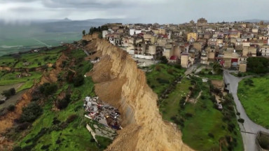 Von Überschwemmungen bis zu Megawellen: Der Zyklon Harry trifft Europa mit voller Wucht